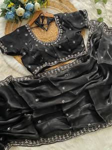Sari indien de luxe exclusif en satin de soie élégant avec broderie à la main et sequins, tenue de fête et de soirée tendance - Product Image 2