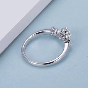 Anillo de Compromiso de Oro Blanco con Diamante Redondo de Corte Brillante y Diamantes Laterales, Joyería Clásica para Mujer - Product Image 5
