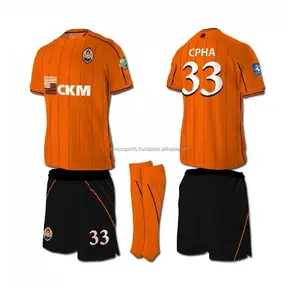 Conjunto de uniformes de fútbol personalizados al por mayor para equipo completo camiseta de fútbol naranja con pantalones cortos negros conjunto de uniformes de fútbol