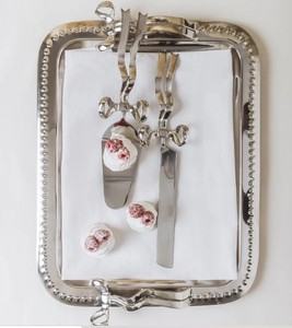Bandeja rectangular metálica para servir con asas doradas, diseño glamuroso pulido, patrón sólido y duradero, para fiestas, bandeja decorativa. - Product Image 1