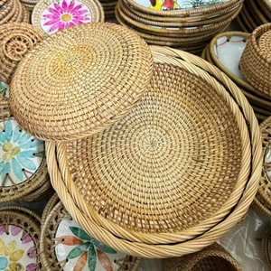 Cesta redonda de ratán tejida a mano con borde trenzado natural, decorativa, para servir, para mesa de comedor, mesa de café y almacenamiento en la cocina. - Product Image 3