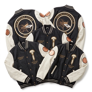 Fournisseur de vêtements : Blouson Bomber Varsity avec manches en cuir, patch en papier marbré brodé, et patch en forme de folio, en laine, couleur ardoise - Product Image 3