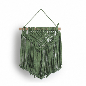 Tapiz de Macramé Verde Hecho a Mano, Decoración de Pared con Cuerda, Barra de Madera y Borlas, Adorno de Pared para Decoración Boho del Hogar - Product Image 1