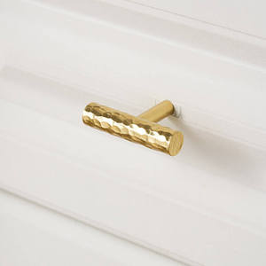 Manija contemporánea de latón diseñada para enriquecer proyectos de mobiliario interior mediante su funcionalidad práctica y su artesanía. - Product Image 1