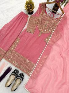 Nouvel ensemble tendance trois pièces prêt-à-porter en soie froissée lourde, Kurta et pantalon de mariage réversibles avec Duptta à bordure en dentelle fantaisie - Product Image 1