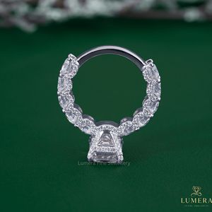 แหวนเพชรทรงเอเมอรัลด์คัทคุณภาพพรีเมียม แหวนทอง 14k ประดับเพชรรอบด้านแบบพาเว่ ตัวเรือนแบบยูคัทพรอง ห้าวงแหวนซ่อนแบบฮาโล สไตล์วินเทจ - Product Image 5