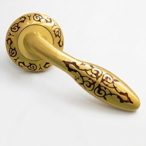 Juego de Manijas Decorativas de Latón para Puerta de Lujo |   Manija de Palanca Clásica con Patrón Ornamental Redondo para Puertas Interiores Elegantes - Product Image 1