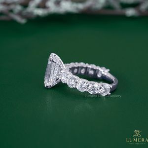 แหวนเพชรทรงเอเมอรัลด์คัทคุณภาพพรีเมียม แหวนทอง 14k ประดับเพชรรอบด้านแบบพาเว่ ตัวเรือนแบบยูคัทพรอง ห้าวงแหวนซ่อนแบบฮาโล สไตล์วินเทจ - Product Image 2