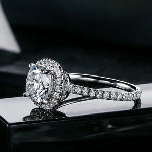 แหวนหมั้นเพชรโมอิสซาไนต์ทรงคุชชั่นหรูหราปรับแต่งได้จาก RB Gems ประดับด้วยเพชรแบบ Halo ตัวเรือนเงินแท้ 925 ชุบทอง สำหรับเจ้าสาว - Product Image 3