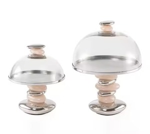 Support à gâteau de luxe nordique en argent avec couvercle en verre, base en marbre rose, plateau de présentation de desserts, vaisselle de fête - Product Image 1