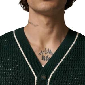 Chemise de baseball en tricot crocheté pour homme, manches courtes, boutonnée, bordure rayée, décontractée, tricot d'été, vente en gros OEM - Product Image 4