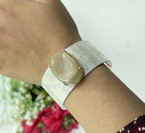 กำไลข้อมือทรงรีประดับด้วยหินธรรมชาติแบบดรูซี่  แบบปรับขนาดได้ - Product Image 1