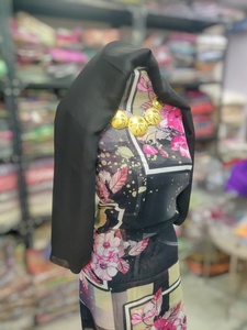 Tela Jacquard Tejida Alemana Negra con Estampado Floral Rosa Ecológico |   Vestido de Novia de Lujo para Niñas con Gorgor a Juego - Product Image 2
