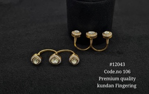 แหวนนิ้วมือแบบ Kundan ชุบทองเหลืองประดับด้วยหินสามเม็ด เครื่องประดับสำหรับผู้หญิงสำหรับงานปาร์ตี้ งานแต่งงาน ของขวัญ สไตล์หรูหรา - Product Image 4