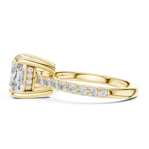 Bague de fiançailles solitaire en or jaune avec diamant de laboratoire taille coussin et bande pavée de diamants - Product Image 2