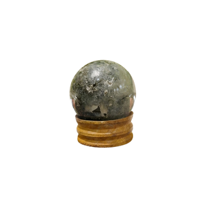 Esfera de Cristal Fantasma Verde Natural Tallada a Mano y Pulida con Base de Madera para Decoración del Hogar Feng Shui, Regalo - Product Image 1