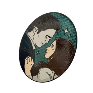 Buen Precio, Pin de Solapa de Esmalte Suave Personalizado con Logotipo, Estilo Anime, Recubierto de Epoxi, de Aleación de Zinc y Níquel Negro, Talla Única, para Eventos - Product Image 2