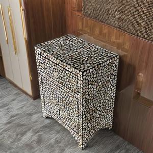 Table à tiroirs en os incrusté de la marque ILAHI, design moderne, détails en agate, rangement à trois niveaux, meuble portable pour la maison - Product Image 1