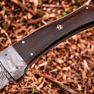 Cuchillo de caza hecho a mano de acero de Damasco con mango de madera y funda de cuero, hoja de punta caída. - Product Image 3