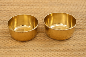 Bol de service en laiton poli artisanal - Design moderne, léger et durable, compatible lave-vaisselle et micro-ondes, pour la décoration de la maison et de la cuisine - Product Image 3