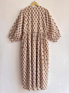 ชุดเดรสลำลองสำหรับผู้หญิงใส่สบายในฤดูร้อน ผ้าฝ้าย แขนพอง ผูกคอ เอวยางยืด ทรงหลวม ชายกระโปรงไม่สมมาตร เหมาะสำหรับฤดูใบไม้ผลิ - Product Image 4