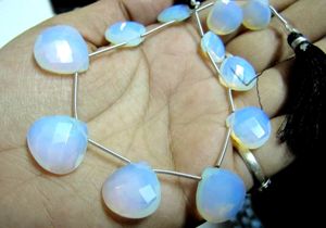 Opale blanche hydro quartz en forme de cœur, perles briolette graduées de 12 à 16 mm, brin de 8 pouces de long - Product Image 2
