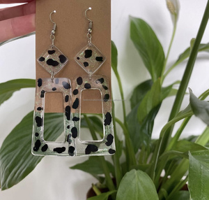 2024 nueva llegada joyería de moda barroca hecha a mano con cuentas pendientes largos de resina para mujer declaración pendientes colgantes de resina dorada - Product Image 3