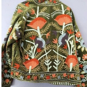 Chaqueta Corta Bordada de Terciopelo Verde Oliva Vintage Hecha a Mano, Estilo Suzani, Reversible, con Frente Abierto y Diseño Floral - Product Image 4