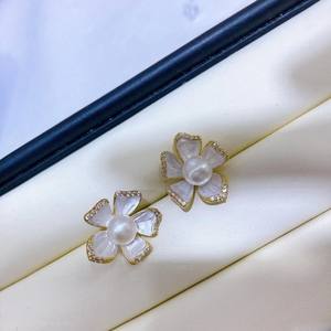 Boucles d'oreilles en dentelle émaillée vintage française avec perles d'eau douce, fleurs populaires et bijoux Mantou plats, nouveau design chic - Product Image 1