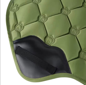 Ensemble de tapis de selle de dressage et de saut d'obstacles vert olive matelassé avec doublure en maille polyester, sangle de selle réglable pour l'entraînement incluse - Product Image 6