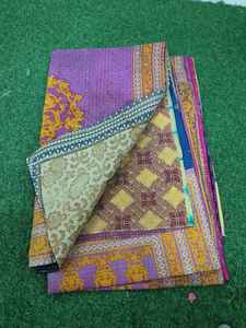 Colcha de Algodón Kantha Hecha a Mano, Manta Reversible India Cosida a Mano, Manta Pesada de Sari Antiguo con Patchwork - Product Image 3