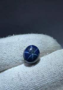 Saphir bleu naturel cabochon étoilé à 6 branches. - Product Image 2