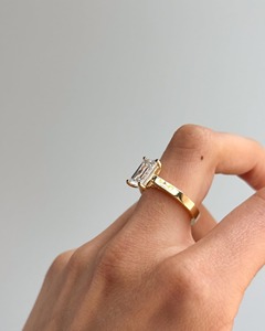 แหวนเพชรแล็บทรงเอเมอรัลด์รูปยาว 4 กะรัต หรูหรา ทองคำขาว 14k แหวนหมั้นแบบ 4 กรงเล็บ วงแหวนแบบ Cathedral ขนาด 3 มม. - Product Image 2