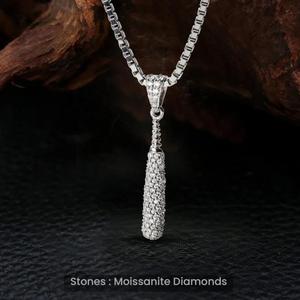 Pendentif baseball hip-hop exclusif avec sertissage de diamants de laboratoire entièrement incrustés et finition argentée - Product Image 1