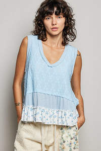 Camiseta sin mangas con textura y cuello en V con estampado floral POL - Product Image 5