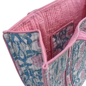 Bolso tote acolchado de lona bohemia con estampado floral en rosa y azul, diseño acolchado, parte superior abierta, para compras. - Product Image 4