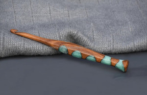 Crochet en bois et résine époxy artisanale, conçu pour une glisse fluide du fil, une prise confortable et des performances de tricot durables - Product Image 3