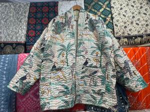 Manteau réversible en coton Kantha fait main, écologique et respirant, style kimono, veste matelassée patchwork pour femme - Product Image 4