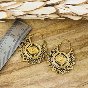 Nouvelles Boucles d'oreilles créoles tendance style bohème, motif œil protecteur, bijoux tribaux en laiton pour femmes, finition laiton antique, design mandala, vente en gros/OEM/ODM - Product Image 2