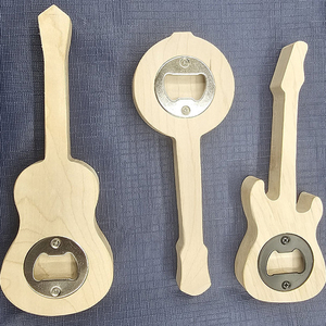 Abridor de botellas de madera con forma de guitarra, hecho de madera de nogal claro de primera calidad, con una práctica correa de cuero, ideal para regalos temáticos para músicos. - Product Image 5