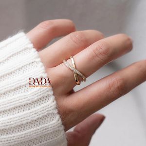 Elegante Anillo de Diamantes Cultivados en Laboratorio con Diseño Cruzado para Mujer, Anillo de Boda Minimalista con Banda Trenzada Infinita y Diamantes Apilables - Product Image 1