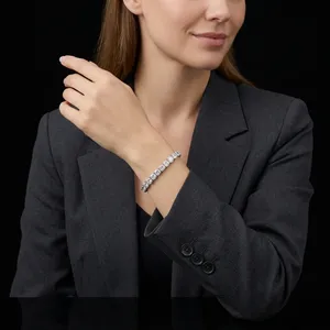 Bracelet moderne minimaliste en diamants cultivés en laboratoire en or 14 carats - Product Image 5