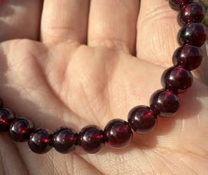 Bracelet extensible en perles de grenat naturel, pierres précieuses rouge foncé, pour femmes, cadeau de Noël dans une boîte, moins de 25 ans - Product Image 4