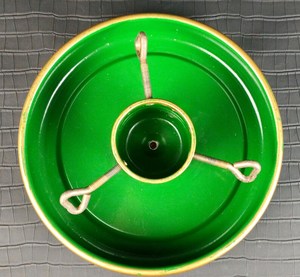 Base para Árbol de Navidad Alemana Vintage — Base de Metal Esmaltado Verde con Detalles Dorados |   Decoración Navideña de Mediados de Siglo - Product Image 1