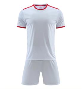 Ensemble maillot et short de football 100% polyester à séchage rapide pour hommes, design et logo personnalisés, qualité professionnelle - Product Image 3