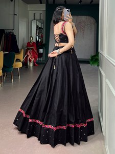 Ensemble Lehenga Choli en coton premium pour femmes avec travail miroir, détails en dentelle Kutchi, pompons faits main et jupe évasée de 5 mètres - Product Image 3