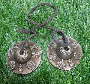 Cymbales Tingsha en laiton fabriquées à la main avec huit symboles de bon augure pour le yoga, la prière et la thérapie de guérison par le son - Product Image 6
