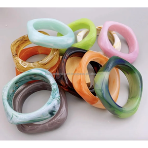 Bracelets en résine colorés faits à la main de qualité supérieure avec une brillance premium et une sensation solide pour les tenues quotidiennes et les cadeaux. - Product Image 5