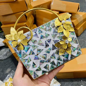 Pochette de soirée en résine de luxe pour mariages et fêtes, avec pochette tendance en résine et pierre, rose métallisé et couleur personnalisée - Product Image 1