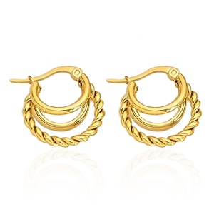 Pendientes Huggie de aro de cuerda triple dividida chapados en oro de 18 quilates - Product Image 1